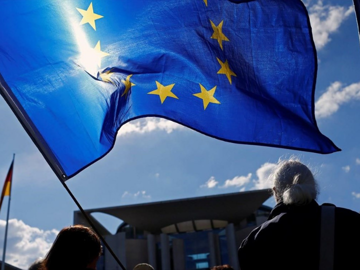 Το 74% των Ευρωπαίων (77% των ερωτηθέντων στην Ελλάδα, 86% στην Κύπρο) επιθυμούν η ΕΕ να αποκτήσει περισσότερες αρμοδιότητες στην αντιμετώπιση κρίσεων όπως η πανδημία Covid-19, συμπεριλαμβανομένου ενός 28% που «συμφωνεί απόλυτα» με την ιδέα (29% στην Ελλάδα, 55% στην Κύπρο).