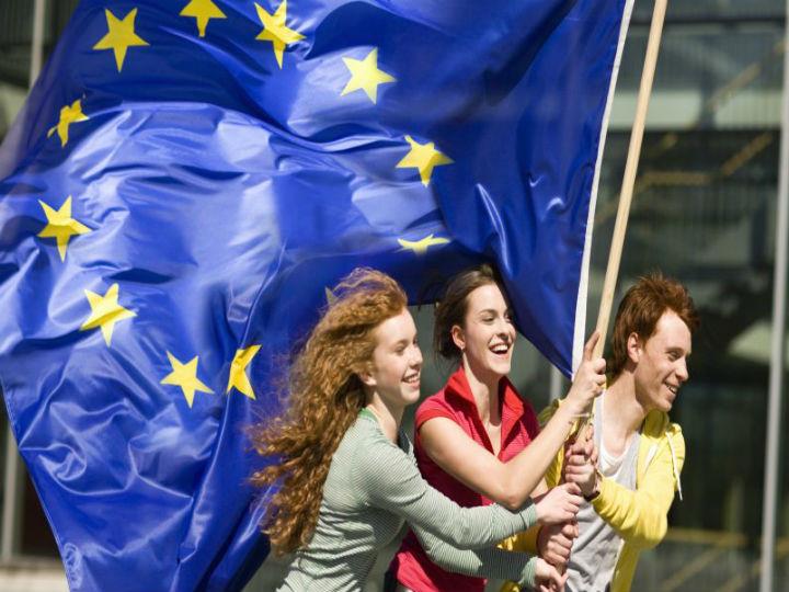 Οι νέοι που εγγράφονται στις «Εγγυήσεις για τη Νεολαία» λαμβάνουν προσφορά εργασίας, συνεχούς εκπαίδευσης, πρακτικής άσκησης ή μαθητείας εντός τεσσάρων μηνών από τη στιγμή που ολοκληρώσουν την επίσημη εκπαίδευση ή καταστούν άνεργοι.
