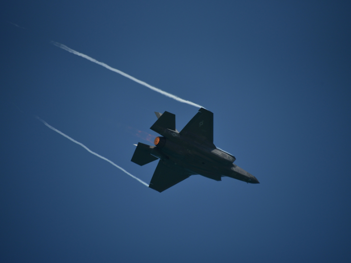 Η ένταξη στο πρόγραμμα της προμήθειας των F-35, δεν γίνεται με το αζημίωτο, και κακώς κάκιστα συνδυάστηκε με τα F-16 της Τουρκίας, ενώ η αντιπαροχή των λεγόμενων φρεγατών και λοιπών οπλικών συστημάτων, δεν προσθέτουν κάτι σημαντική στο ελληνικό εξοπλιστικό πρόγραμμα.