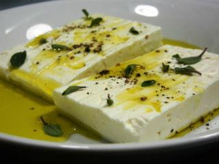 Από την άποψη αυτή, η ελληνική γεωργική παραγωγή μπορεί να γίνει σοβαρό όχημα εξωστρέφειας και παραγωγής υψηλής προστιθέμενης αξίας. Η φέτα και το ελληνικό ελαιόλαδο είναι υψηλής στάθμης ποιοτικά προϊόντα, που πάσχουν από μάρκετινγκ. Η διεθνής προβολή τους είναι ανεπαρκέστατη, κάτι που δεν δικαιολογείται στις σημερινές συνθήκες κρίσης. Είναι λοιπόν ανάγκη οι παραγωγοί και οι μεταποιητές να συνειδητοποιήσουν ότι πρέπει να δημιουργήσουν έξυπνη επώνυμη ζήτηση και να χρησιμοποιήσουν όσο πιο αποτελεσματικά μπορούν τις ευκαιρίες που προσφέρει το Διαδίκτυο.