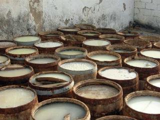 Υπό αυτή την έννοια, η επίσημη ελληνική πλευρά έχει σοβαρές ευθύνες. Διότι, αν παραδοθούν τα όπλα στην φέτα, θα ακολουθήσουν και άλλα ευρωπαϊκά επώνυμα προϊόντα –όπως η παρμεζάνα, η σαμπάνια, το ελαιόλαδο και κάποια κρασιά.