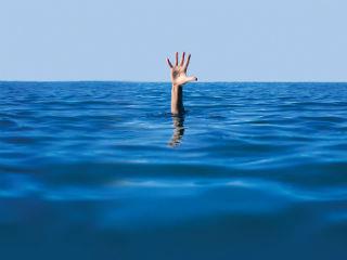 Κάποιοι εντός των Μέσων Μεταφοράς «έπαιζαν» με πλαστά χάρτινα εισιτήρια, με αποτέλεσμα αυτοί να κερδίζουν άκοπα και ο Φορέας να αυξάνει κάθε χρόνο τα ελλείμματα του. Για όσους σφυρίζουν κλέφτικά  με όλα αυτά τα τραγικά και ευτράπελα μαζί δίνοντας το εισιτήριο τους στον επόμενο με την έξοδό τους από το Μετρό, θα πρέπει να γνωρίζουν ότι το πάπλωμα το πληρώνουν οι ίδιοι και τα λοιπά κορόιδα με την αύξηση των φορολογικών βαρών τους. Και να ήταν μόνο αυτά τα φαινόμενα της ανομίας και της ακαταστασίας, καλά θα ήταν.