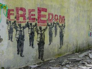 Οι Ελληνες λοιπόν δεν έγιναν ακόμα φιλελεύθεροι. Συνεχίζουν να είναι συντηρητικοί που τους γοητεύει η αγορά και ο πλούτος που αυτή δημιουργεί σε άλλες χώρες. Ομως ταυτόχρονα τη φοβούνται γιατί τους τρομάζει η αβεβαιότητα. Σε πολλά ζητήματα υπάρχει πρόοδος σε σχέση με το παρελθόν, αλλά οι απόψεις παραμένουν επηρεασμένες από τον εθνικισμό, τη συνωμοσιολογία, τον αντιδυτικισμό κι ένα σωρό προκαταλήψεις. Ακόμα κι αυτοί που έχουν φιλελεύθερες απόψεις στα ζητήματα των δικαιωμάτων, συχνά τις συνδυάζουν με οπισθοδρομικές αντιλήψεις στα οικονομικά.