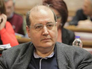 Στην ουσία, λοιπόν, ο κύριος πρωθυπουργός βρίσκεται με την πλάτη στον τοίχο και, όσο καθυστερεί η αξιολόγηση, η εικόνα του θα καταρρέει. Αυτό σημαίνει ότι θα χάσει και σοβαρά ερείσματα στον χώρο της αριστεράς, όπου δεν συμφωνούν όλοι με τις συμμαχίες του και τις επιλογές του. Μέσα σε αυτό το αποπνικτικό περιβάλλον, που δεν γλυκαίνει και τόσο με την παραμονή στην καρέκλα και την άσκηση της εξουσίας, ο Αλέξης Τσίπρας, παρά τα γιατροσόφια του Θ. Καρτερού στην Αυγή, βρίσκεται όλο και πιο απομονωμένος στο Μαξίμου. 