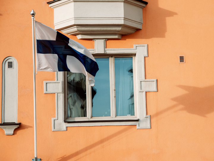 Η Φινλανδία έχει προσδεθεί αμετάκλητα στη Δύση όταν η χώρα εντάχθηκε στην ΕΕ το 1995. Ωστόσο, οι Φινλανδοί δίσταζαν να ενταχθούν επίσημα σε συμμαχίες μέχρι τώρα.