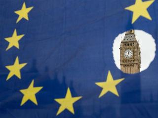 Η Επιτροπή θα δημοσιεύσει σε εύθετο χρόνο σχέδιο του νομικού κειμένου της συμφωνίας αποχώρησης, στο οποίο περιλαμβάνονται οι μεταβατικές ρυθμίσεις. Η γενική συμφωνία δυνάμει του άρθρου 50 θα πρέπει να συναφθεί από το Συμβούλιο (άρθρο 50), το Ευρωπαϊκό Κοινοβούλιο και το Ηνωμένο Βασίλειο σύμφωνα με τους εσωτερικούς συνταγματικούς του κανόνες.