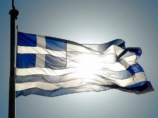 Ενώ η χώρα έχει ανάγκη από έσοδα και θέσεις εργασίας, εγχώρια διαπλεκόμενα συμφέροντα και μια ακτύπητη γραφειοκρατία, όχι μόνον εμποδίζουν την πραγματοποίηση ξένων άμεσων επενδύσεων, αλλά δεν απορροφούν και δωρεάν επενδυτικούς πόρους από την Ευρωπαϊκή Ένωση.