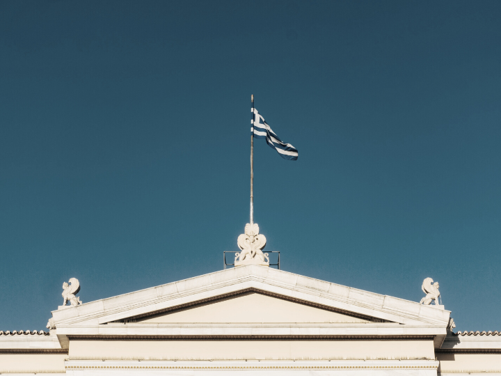 Ως προς την αναβάθμιση του πολιτικού συστήματος και την αντιμετώπιση του περιβόητου ‘’πολιτικού κόστους’’, είναι και πάλιν αναγκαία μία ευρεία συνταγματική μεταρρύθμιση,η οποία, μεταξύ άλλων, θα όριζε τα εξής: Σταθερή κοινοβουλευτική και κυβερνητική θητεία για τέσσερα ή πέντε έτη, χωρίς καμία δυνατότητα πρόωρης προσφυγής στις κάλπες.