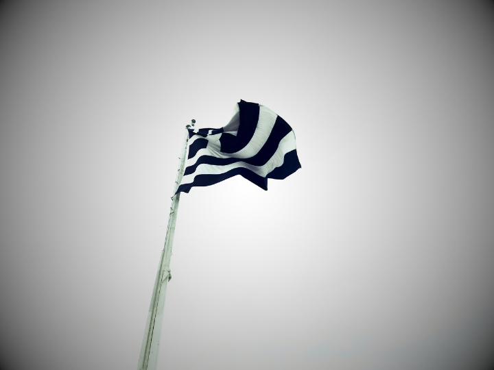 Στη χώρα πάντως θα συνεχιστεί η ισχυρή ελιτίστικη ανάπτυξη χωρίς όμως τόνωση των δημοσίων επενδύσεων σε υποδομές οπότε και θα περιοριστεί περαιτέρω η διάχυση πλούτου προς τα κάτω άρα θα διευρυνθούν και οι ανισότητες.