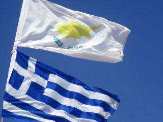 Η Κύπρος εισήλθε σε μνημονιακό καθεστώς το 2013, με τις δύο μεγαλύτερες τράπεζες πτωχευμένες, με capital controls, κούρεμα καταθέσεων, ύφεση και βαθειά αγωνία για το μέλλον. Τον Μάρτιο του 2016, όμως, σε διάστημα μικρότερο των τριών ετών, βγήκε από το πρόγραμμα, κατάργησε τα capital controls και ήδη σημειώνει ρυθμούς ανάπτυξης της τάξεως του 3% ετησίως. Πού οφείλεται η τεράστια διαφορά στην πορεία των δύο χωρών ;