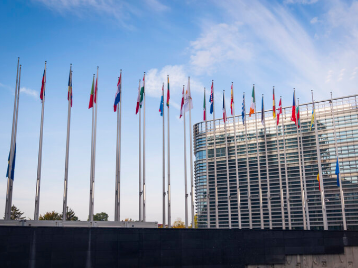 Η Ευρώπη προσπάθησε στη διάρκεια της πανδημίας να εξασφαλίσει μεγάλους πόρους μεσα απο κεντρικό δανεισμό. Κατι παρόμοιο με αυτό που προτείνει τώρα ο Ντράγκι για την παραγωγικότητα και την οικονομία.