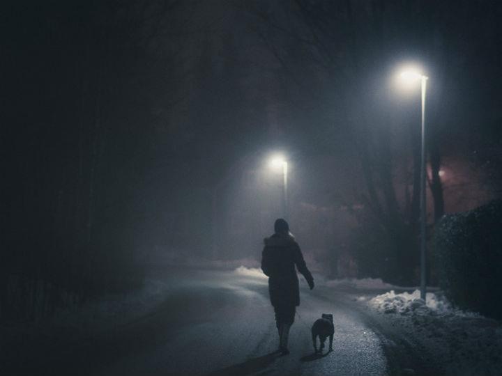 «Έχει σημασία να σκεφτούμε πέρα από τον φόβο. Πιο σωστά να κάνουμε τη διαδρομή που ξεκινά από την αναγνώριση του φόβου και καταλήγει στην άρνηση υποταγής σε αυτόν. Και αυτό σημαίνει να αποδεχτούμε ότι η βασική μας άμυνα έναντι κινδύνων δεν είναι η απεμπόληση της κοινωνικότητας ή της αγωνιστικότητάς μας, ούτε η παθητική αναδίπλωση σε έναν εξατομικευμένο πανικό ή στην άκριτη αποδοχή κάθε είδους περιορισμού.»