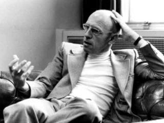 Περαιτέρω, ο Foucault δέχεται το πολιτικό σύστημα που σέβεται τα άτομα ως υποκείμενα δικαίου και ορίζει τον φιλελευθερισμό όχι ως ουτοπία αλλά ως μέθοδο ελέγχου και εξορθολογισμού της άσκησης της εξουσίας που πρέπει να συνίσταται σε ένα  κατά το δυνατόν maximum οικονομικής απόδοσης, απορρίπτει την θεωρία της “Raison d’ État” διότι οδηγεί στη μείζονα κρατική επέμβαση στην κοινωνία των πολιτών (θεωρία της Polizeiwissenschaft), θεωρεί ότι ο φιλελευθερισμός συνδέεται στενά με το Κράτος δικαίου αλλά και το λιγότερο κράτος και απορρίπτει την οικονομία σχεδιασμένου τύπου του Schumpeter, διότι πιστεύει ότι ο σχεδιασμός οδηγεί στην κατάργηση των ελευθεριών (Η γέννηση της βιοπολιτικής, σελ. 169-171). Εντεύθεν, η «νεοφιλελεύθερη κυβερνησιμότητα», για την οποία μάχεται, χαρακτηρίζεται από την συνύπαρξη μιας αυτονομίας των αγορών, σε συνδυασμό με κυβερνητικές παρεμβάσεις στην κοινωνική δικαιοσύνη.