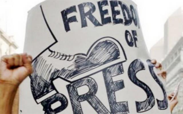 Το ελληνικό τμήμα της ΕΕΔ ανησυχεί επίσης για τις επιθέσεις και τις απειλές που δέχονται τον τελευταίο καιρό δημοσιογράφοι και μέσα ενημέρωσης στην Ελλάδα, από την κυβέρνηση κατά κύριο λόγο, αλλά και από κέντρα διαπλοκής.