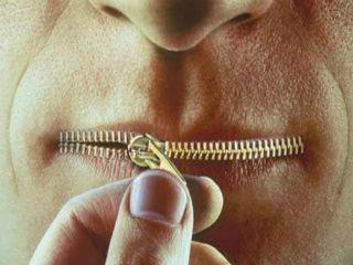 Την ίδια ώρα οι δανειστές καλώς ή κακώς μας λένε σε όλους τους τόνους ότι το ΟΧΙ για εκείνους σημαίνει όχι στην Ευρώπη. Εμείς κάνουμε ότι δεν το ακούμε και λέμε ότι το ΟΧΙ σημαίνει ενδυνάμωση της διαπραγματευτικής δυνατότητας. Παράλληλα δεν προβληματίζει κανέναν ότι και οι 18 υπόλοιπες χώρες της ευρωζώνης είναι απέναντι μας;