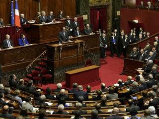 Κατά την παρελθούσα τετραετία, για να διατηρήσουν την προοδευτική επίφαση, οι διαδοχικές κυβερνήσεις του Προέδρου προώθησαν μερικές θεαματικές εξω-οικονομικές μεταρρυθμίσεις- με συνέπεια, όμως, τη διάσπαση της γαλλικής κοινωνίας. 