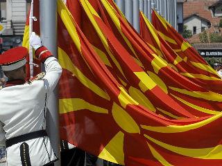 Ο πρωθυπουργός των Σκοπίων κ.Ζάεφ ισχυρίστηκε ότι δεν υπάρχει λόγος αναθεώρησης του συντάγματος του, αφού με τα παραρτήματα 1 και 2 σε αυτό, ήδη από την 6-1-1992 αντιμετωπίστηκαν τα επίμαχα άρθρα: 3 (Περί απαραβίαστου και επέκτασης των συνόρων) και 49 (περί ενδιαφέροντος για τους ομοεθνείς «Μακεδόνες» που βρίσκονται σε άλλες γειτονικές χώρες).