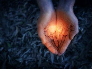 Η γενναιοδωρία είναι αρετή που διδάσκεται και καλλιεργείται στην ιδιωτική μας ζωή όπου μπορούμε να προσφέρουμε εξ ιδίων χωρίς υπολογισμό και αναμονή ανταμοιβής.