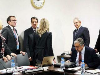 Στο κενό έπεσε επίσης και η προσπάθεια του ειδικού απεσταλμένου του ΟΗΕ κ. Άιντε να συγκροτήσει ομάδες εργασίας από την επομένη της Διάσκεψης, με σκοπό να ξεκινήσουν την Παρασκευή τις εργασίες τους. Ο ΥΠΕΞ Νίκος Κοτζιάς αντέτεινε την συνέχιση των συνομιλιών σε πολιτικό επίπεδο και την δεύτερη ημέρα, όπως είχε αρχικά προγραμματισθεί. Ο ΥΠΕΞ της Τουρκίας επικαλέστηκε ανειλημμένες υποχρεώσεις, που δεν του επέτρεπαν να παραμείνει για μια ακόμη μέρα στη Γενεύη. 