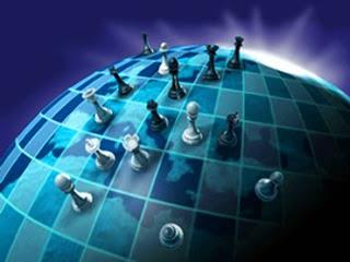 Ενοποίηση τον 19ο αιώνα· κρίσεις τις πρώτες δεκαετίες του 20ου· νέα ισορροπία κατά τον Ψυχρό Πόλεμο με τη διχοτόμηση του Κόσμου· νέα ενοποίηση κατά την Παγκοσμιοποίηση· νέες κρίσεις σήμερα. Ταυτοχρόνως, αναδύονται εναλλακτικά σχήματα χωρισμού· νέα διχοτόμηση, πολλαπλοί πόλοι, ανάμειξη των δύο.