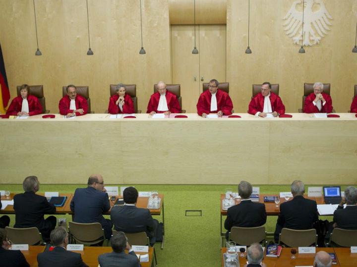 Για το πρώτο μέρος το υπερσυντηρητικό Δικαστήριο με μια «συνταγματική θρασύτητα» και με νομικίστικες σοφιστείες και έωλα επιχειρήματα αντάξια γερμανού προτεστάντη καλόγηρου αμφισβητεί την Απόφαση του Δικαστηρίου της ενωσης του Δεκεμβρίου 2018 πάνω σε προδικαστικό αίτημα (preliminary ruling) του ίδιου του Συνταγματικού Δικαστηρίου.