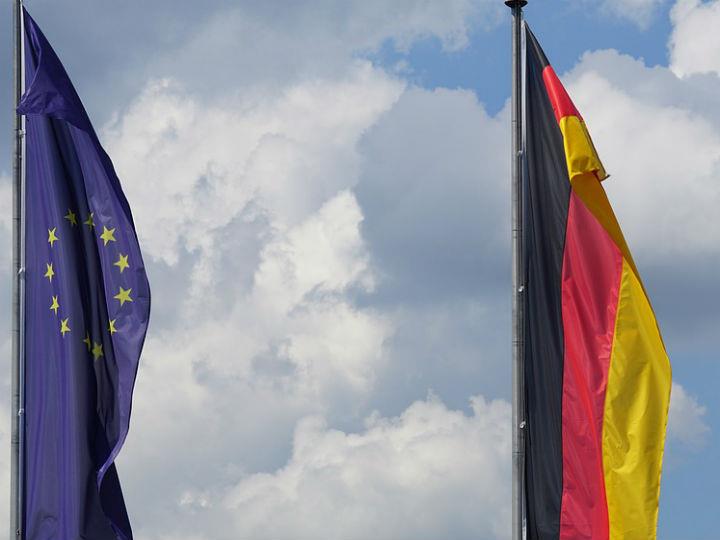 To δικαστήριο καλεί τη γερμανική κυβέρνηση να διασφαλίσει ότι η ΕΚΤ θα υλοποιήσει την «αξιολόγηση της αναλογικότητας» και δεν θα επιτρέψει στην Bundesbank να συνεχίσει το QE, αν η ΕΚΤ δεν εκδώσει νέα απόφαση που θα ικανοποιεί το δικαστήριο εντός των επόμενων τριών μηνών.