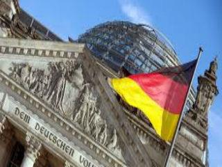 Κρίσιμη διαφορά: Για ελλείμματα και χρέη ευθύνονται, αποκλειστικά, οι αντίστοιχες χώρες. Αυτό είτε για ψέματα κατά την εισαγωγή τους στην Ζώνη είτε για αθέτηση δεσμεύσεων (ως προς το χρέος και το έλλειμμα) μετά την ένταξή τους. Αντίθετα, για την μείωση των πλεονασμάτων πρέπει να υπάρχουν πωλητές χρήσιμων προϊόντων. Χρειάζεται, δηλαδή, σύγκληση περισσοτέρων του ενός. Χρειάζονται αγοραστής και πωλητής. Ένας δεν αρκεί. Άρα φύσει– η μείωση έχει χαρακτήρα ευχής. Ευχής, συνεργασίας, περισσοτέρων μεταξύ τους κρατών. Τίποτε άλλο!