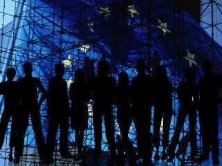 Είτε πρόκειται για διαμαρτυρία κατά της λιτότητας, είτε κατά της μεταναστευτικής πολιτικής, είτε κατά της μείωσης της κοινωνικής πρόνοιας και της περιβαλλοντικής επιβάρυνσης, το γεγονός είναι πως έχουμε μια καθολική και διάχυτη διαμαρτυρία. Στην πραγματικότητα, έχουμε πολλές και επαναλαμβανόμενες διαμαρτυρίες για τα ίδια, περίπου, ζητήματα, κι από πολλές κοινωνίες κρατών-μελών. Δεν μπορεί, δεν γίνεται να είναι τυχαίο και συμπτωματικό όλο αυτό το φαινόμενο. Δεν αντέχει, επίσης, στη λογική ο ισχυρισμός ότι δεκάδες εκατομμυρίων πολιτών είναι όλοι κατευθυνόμενοι από κάποια σκοτεινά και αόριστα αντιευρωπαϊκά κέντρα. Όπως δεν αντέχει στη λογική και η άποψη ότι όλοι αυτοί οι άνθρωποι είναι επιπόλαιοι και άκρατοι καταναλωτές που απλώς επιδιώκουν την καλοπέραση και δεν αντιλαμβάνονται τα οφέλη του νεοφιλελευθερισμού. 