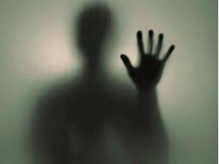 Η Ευρώπη γέρνει επικίνδυνα στα άκρα. Σε συγκεκριμένα άκρα. Αυτά που έχουν καθοδηγητές με ταλέντο στις κορώνες και στις γκριμάτσες του Μουσολίνι, με ταλέντο στον εμπρηστικό ρατσιστικό λόγο, με ταλέντο όπως αυτό του Τραμπ που σαν καλός ηθοποιός ανέβηκε πλέον επί σκηνής. Κουνάει τα χέρια του υποδεικνύοντας το ’’αναγκαίο’’. Είναι πλέον ο καθοδηγητής που έψαχνε το πόπολο. Εκείνος που φουντώνει τα στήθη των αμερικανών με πατριωτισμό. Δεν κάνει λόγο για ΗΠΑ, αλλά για Αμερική. Εμπνέοντας τον συντηρητικό πολίτη με τις κορώνες του, την ίδια ώρα που θωρακίζει το φρόνημα του ενισχύοντας τον θρησκευτικό πατριωτισμό και τον χαμένο πουριτανισμό όχι και τόσο μακρινών εποχών. 