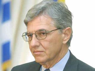 «Όχι μόνον η συνδικαλιστική πλευρά –δεν υπήρξε ένα κόμμα να τις υποστηρίξει, μία κοινωνική δύναμη, ούτε καν τα στελέχη του κυβερνώντος κόμματος, ούτε καν υπουργοί, με εξαίρεση τον πρωθυπουργό και κάποιους υπουργούς ή πολιτικά στελέχη, μετρημένοι στα δάχτυλα του ενός χεριού όχι και των δύο. Για φανταστείτε λοιπόν να θέλει κάποιος υπουργός –θα έλεγα ξιπασμένος, φαντασμένος, πώς είχε πει ο Σκανδαλίδης, καλαμοκαβαλάρης– να θέλει να επιβάλει κάτι απέναντι σε μία κοινωνία που ουρλιάζει», επεσήμανε ο πρώην υπουργός. «Τότε η μπάλα πετάχτηκε στην εξέδρα και το δίδαγμα είναι πως, όταν πετάμε την μπάλα στην εξέδρα, τότε τα προβλήματα τα λύνει η ζωή με τρόπο βίαιο καταστρεπτικό», είπε.