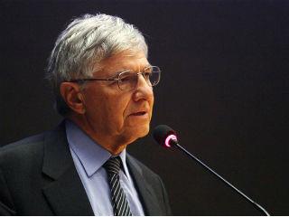 Όταν μιλάμε για ανάπτυξη έχουμε κατά νου την εργασία, τις επενδύσεις, την τεχνολογική και καινοτομική ικανότητα, το εκπαιδευτικό σύστημα, τις πρώτες ύλες. Η συνάρτηση της ανάπτυξης έχει όμως και άλλους, ακόμα πιο κρίσιμους, παράγοντες, και μάλιστα σε πολλαπλούς συνδυασμούς, που δίνουν πολύ διαφορετικό αναπτυξιακό αποτέλεσμα σε κάθε χώρα. Να αναφέρω επιλεκτικά: την εμπιστοσύνη της κοινωνίας και των επενδυτών στην πολιτική, τη σταθερότητα των πολιτικών, τη διάχυση της τρομοκρατίας και της βίας, την ασύλληπτη πολιτική συγκάλυψη μιας εκτεταμένης φοροδιαφυγής, κοινωνικά στοιχεία, όπως το τρίγωνο ‘μισαλλοδοξία-διαφθορά-ανικανότητα’, το αξιακό σύστημα, τη διχαστική εμμονή, την εξάπλωση πρακτικών του υποκόσμου. Η παρουσία όλων αυτών ακυρώνει τις επενδύσεις. Τι κάνουμε εδώ; 