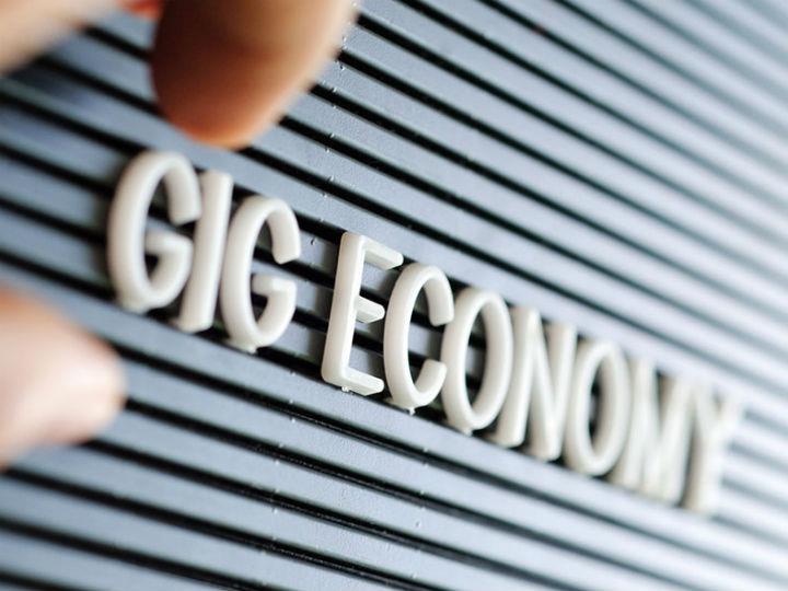 Το 57% των εργαζομένων σε επιγραμμικές πλατφόρμες εργασίας, που συμμετείχαν στην έρευνα του Cedefop, πιστεύει ότι δεν μπορεί να ενταχθεί σε άλλη πλατφόρμα χωρίς αρνητικό αντίκτυπο στο εισόδημά του.