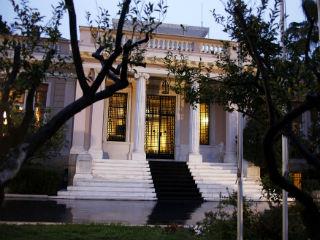 Το νοικοκυρεμένο κράτος, που αναζητείται εδώ και πολλά χρόνια παραμένει ζητούμενο μια και οι πονηροί πολιτευτές αυξάνουν τα έξοδα της καλοπέρασής τους και ταυτόχρονα χρησιμοποιούν, σπαταλούν κονδύλια από το ΕΣΠΑ, για βραχύβιες συμβάσεις προκειμένου να ρίξουν στάχτη στα μάτια με την πλασματική μείωση της ανεργίας, που συνοδεύεται από τις στρατιές των νέων επιστημόνων που αναγκάζονται να φύγουν στο εξωτερικό.