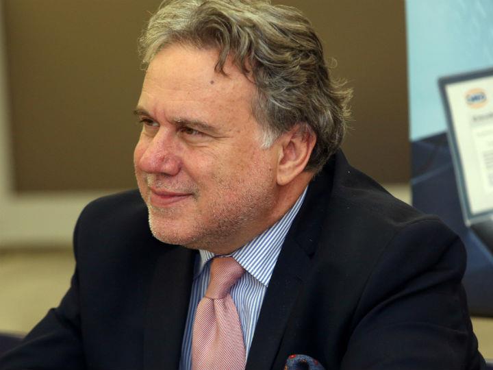 «Θετική είναι και η προσπάθεια να ξανανοίξουν τα κανάλια επικοινωνίας με την Τουρκία. Πάντως και αυτή γίνεται με παλινωδίες και αντιφάσεις, ακριβώς γιατί ο κ. Μητσοτάκης τελεί υπό ένα καθεστώς ιδιότυπης ομηρείας από την ακροδεξιά του πτέρυγα.»