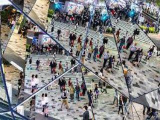 Ξεχωρίζοντας ανάμεσα στην παλαιότερη παγκοσμιοποίηση των αρχών του 20ου αιώνα, που σήμαινε την ιμπεριαλιστική παρουσία των ευρωπαικών δυνάμεων στον υπόλοιπο κόσμο, και την πρόσφατη, που τόνιζε την "αμερικανική ιδιαιτερότητα" στην κυριαρχία επί των παγκοσμίων αγορών και την εξάπλωση ενος νέου πολιτισμού.