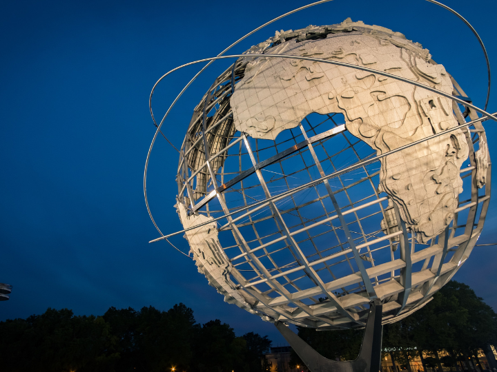 «Θεωρίες συνωμοσίας υπάρχουν εδώ και αιώνες, από την εποχή των μαγισσών και νωρίτερα. Αλλά στην παγκοσμιοποιημένη εποχή μας ευνοούνται ιδιαίτερα από ακραίους εθνικιστές, που βλέπουν σκιώδεις ξένες δυνάμεις να καραδοκούν πίσω από κάθε πισωπάτημα ή εθνική ταπείνωση.»