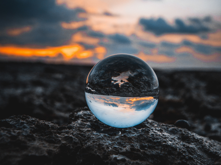 Είναι η μόνιμη προσωποποίηση του «κακού» που πάντα θα αναδύεται από την άλλη όψη της Ιστορίας: αυτή των εθνικισμών και της μισαλλοδοξίας, που εγκιβωτίζουν τον πολιτισμό μέσα στην πολεμική μηχανή των ιμπεριαλισμών.