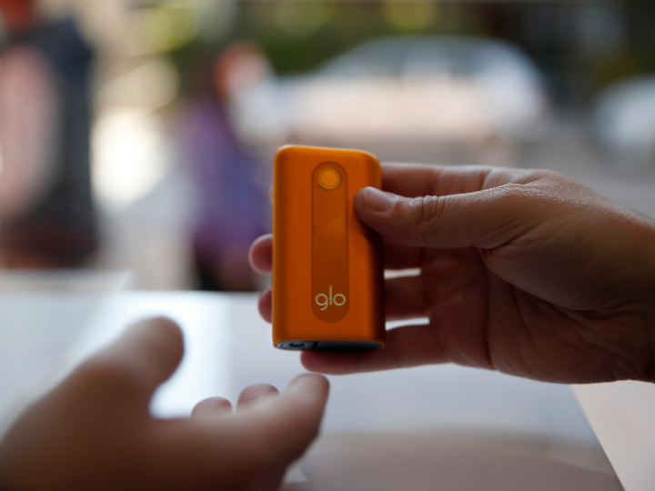 «Το glo hyper είναι το τελευταίο μοντέλο του προϊόντος θέρμανσης καπνού της ΒΑΤ, συνδυάζοντας την προηγμένη τεχνολογία θέρμανσης καπνού με τις ράβδους καπνού Neo που είναι ειδικά σχεδιασμένες για χρήση με την συσκευή.»