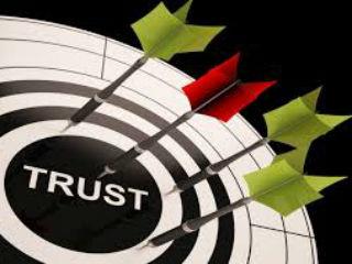 Η χώρα καταρρέει. Και στον κατήφορο που βρίσκεται μόνο η ιδιωτική πρωτοβουλία και το υγιές επιχειρείν μπορούν να αποτελέσουν φρένο στον ολισθηρό δρόμο της παρακμής. Στην παρούσα φάση, όπου οι αποκρουστικές συντεχνίες του δημόσιου τομέα πτύουν τους 1.300.000 ανέργους, εξευτελίζουν το δικαίωμα της απεργίας και χλευάζουν το κράτος δικαίου, αυτή η ιδιωτική πρωτοβουλία που ποτέ δεν μπήκε στα σαλόνια της διαπλοκής και της διαφθοράς πρέπει να αντιδράσει. 