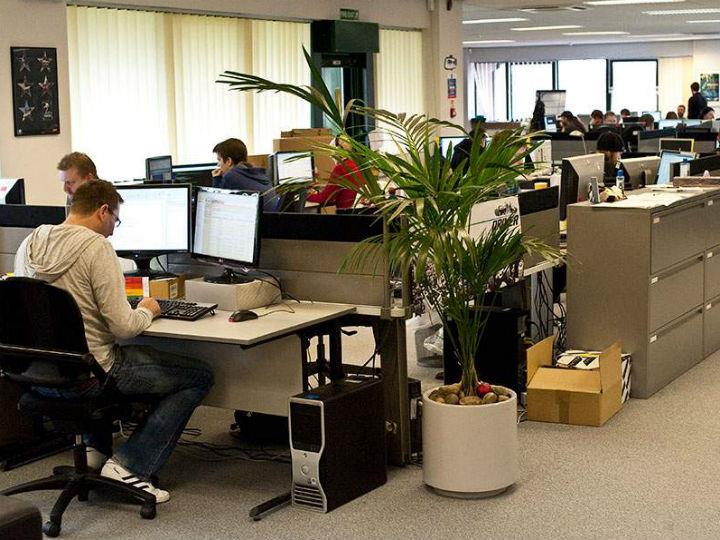 Το 69,3% των ερωτηθέντων δήλωσε ότι η έναρξη και η λήξη του χρόνου εργασίας τους καθορίζονται από τον εργοδότη τους ή τον οργανισμό, περιλαμβανομένων των περιπτώσεων όπου το ωράριο καθορίζεται από σχετική νομοθεσία ή άλλους διοικητικούς περιορισμούς.