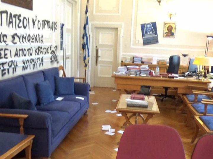 «Μια φωτογραφία, χίλιες πληγές. Η φωτογραφία του πρύτανη με το στωικό βλέμμα και την ταμπέλα στον λαιμό μετράει περισσότερο από μια πληγή.»