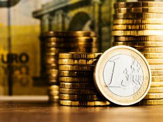 Η μακροχρόνια όμως διευθέτηση του χρέους δεν είναι καθόλου άσχετη με την γενικότερη αρχιτεκτονική της ευρωζώνης, της Οικονομικής και Νομισματικής Ένωσης (ΟΝΕ). Ο υπουργός Οικονομικών Ευκλείδης Τσακαλώτος ορθώς αναγνώρισε πρόσφατα ότι η ευρωζώνη έχει ατέλειες και ότι θα πρέπει να προβληματιστούμε «για το πού πάει η ευρωζώνη». Όντως να προβληματιστούμε. Αλλά η ίδια η κυβέρνηση έχει προβληματιστεί και ξέρει πού θα ήθελε να πάει η ευρωζώνη; Γιατί μέχρι στιγμής δεν έχουμε διαβάσει κάποια ολοκληρωμένη άποψη, κάποιο ελληνικό σχέδιο για το μέλλον της. Δεν ξέρουμε, για παράδειγμα, ποια είναι η κυβερνητική αντίδραση στην έκθεση των πέντε οργάνων της ΕΕ για την ολοκλήρωση της ΟΝΕ.