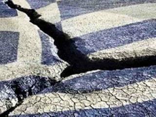 Αυτό το διχαστικό κλίμα είναι χειρότερο του «ναι» ή του «όχι» στο επικείμενο δημοψήφισμα. Χωρίζει τους Έλληνες όπως το 1920 και το 1944 με αποτέλεσμα την Μικρασιατική καταστροφή στην πρώτη περίπτωση και στον εμφύλιο στη δεύτερη.