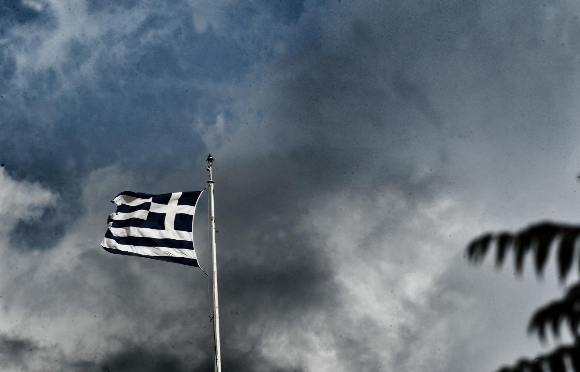 Κανείς εχέφρων δεν διαφωνεί για το νοσηρό αυτό φαινόμενο. Αλλά για την ένταση και την σύγκριση του με άλλες στρεβλώσεις που θρέφει ο Λεβιάθαν του δημοσίου, κουβέντα. Μιλάω για τα δις σε εξοπλισμούς και μίζες εργολάβων με υπερτιμολογήσεις τελευταίας στιγμής, ποσά που ζαλίζουν και φυσικά είναι κατά πολύ μεγαλύτερα από τις δαπάνες πλεονάζοντος προσωπικού. Μοιάζει με το σπίτι όπου μπαίνει κρύο από σπασμένο τζάμι σε ένα σημείο του παραθύρου, την ίδια ώρα που είναι ανοιχτή η πόρτα και είναι μάλλον παρανοϊκό να αναφέρεται κάποιος στο σπασμένο παράθυρο...