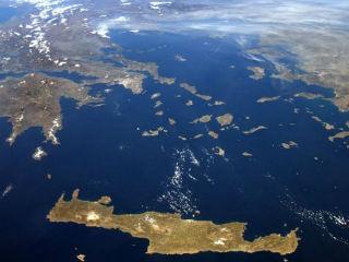 Εις αυτό το γεωπολιτικόν σύμπλοκον υπάρχει πεδίον δόξης λαμπρόν και για την Ελλάδα. Αρκεί να προχωρήσει σε δύο κινήσεις: α) να ενθαρρύνει τον κ. Αναστασιάδη διά την υποβολή αιτήσεως προς εισδοχήν της Κύπρου εις το ΝΑΤΟ, με αμερικανική, όμως, υποστήριξη και με παράλληλη πολιτικο-διπλωματική συσχέτιση με την αντίστοιχη διαδικασία διά την ΠΓΔΜ και β) να εμβαθύνει και να επεκτείνει την συνεργασία της με την Γαλλία στους προαναφερθέντες τομείς.