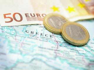 Δεν υπάρχει η παραμικρή αμφιβολία ότι γενικά η κατάσταση στην οικονομία και στην αγορά είναι σε πολύ καλύτερη φάση απ’ ό,τι πριν από 2 ή 3 χρόνια. Όμως, η εικόνα, η αίσθηση αυτή, όσο και να δίνει πόντους στην αισιοδοξία ότι τα καλύτερα έρχονται, είναι παραπλανητική σε ένα σημαντικό σημείο: λείπει η θρυαλλίδα που θα δώσει ουσιαστική ώθηση στην ανάπτυξη που θα διαχυθεί και θα αφορά όλους ή όσο το δυνατόν περισσότερους. Με αυτήν την έννοια, ο χρόνος είναι διπλά πολύτιμος και οι κινήσεις σε συγκεκριμένα μέτωπα πρέπει να είναι σύντονες και αποφασιστικές.