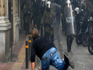 Όταν το μέγεθος και οι δυσλειτουργίες του υπερτροφικού κράτους συνέθλιψαν τον ιδιωτικό τομέα, οι απεργίες, οι εκβιαστικές πράξεις και οι απειλές δεν στάθηκαν ικανές να αποτρέψουν την ανεργία και την φτωχοποίηση.