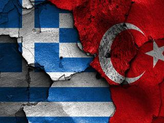 Ενός κινδύνου που επιβεβαιώθηκε την επομένη από την αποκάλυψη ότι η Τουρκία, με επιστολή που κατέθεσε στον ΟΗΕ, διεκδικεί όλη την ελληνική και κυπριακή υφαλοκρηπίδα στην Ανατολική Μεσόγειο αφήνοντας ανοιχτά αξιώσεις που φθάνουν ακόμη και έως τη θάλασσα της Ανατολικής Κρήτης, όπως προκύπτει από τους σχετικούς χάρτες που κατέθεσε στον διεθνή οργανισμό.