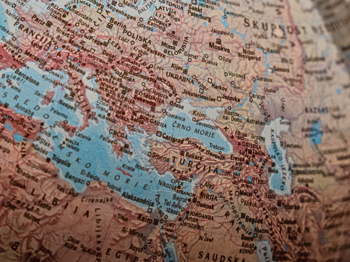 Κι αν ακολουθήσει προσεκτικά τις εξελίξεις, θα διαπιστώσει πως η ένταση μεταξύ Δύσης και Ανατολής, που κορυφώθηκε τα δύο τελευταία χρόνια στην Ουκρανία, αγγίζει ολοένα και περισσότερες περιοχές.