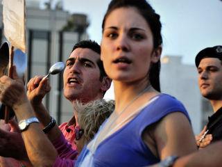 Μετά την πλήρη απομυθοποίηση της κυβέρνησης Τσίπρα, οι πολίτες καταλήγουν στο συμπέρασμα ότι δεν υπάρχουν λεφτά για αύξηση των μισθολογικών δαπανών του Δημοσίου και πως ενδεχόμενες αυξήσεις θα καλυφθούν αναγκαστικά από την αύξηση της φορολογίας των επιχειρήσεων και των νοικοκυριών.